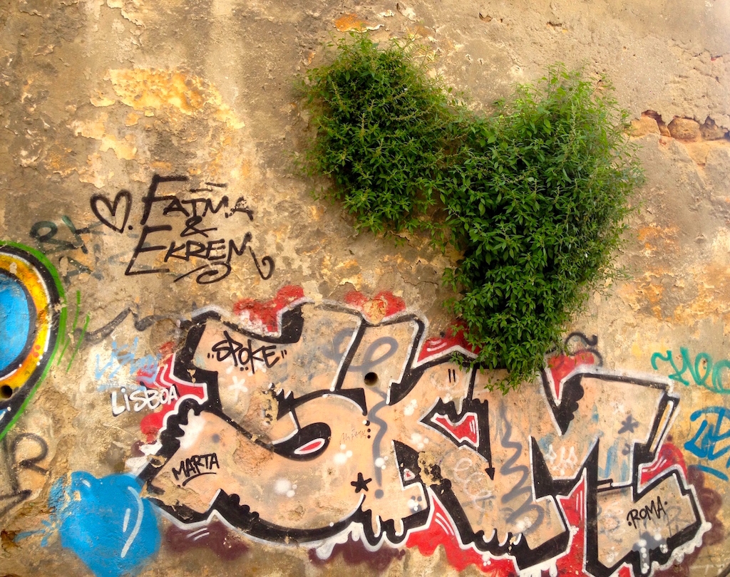 graffiti-art-heart-lisbon